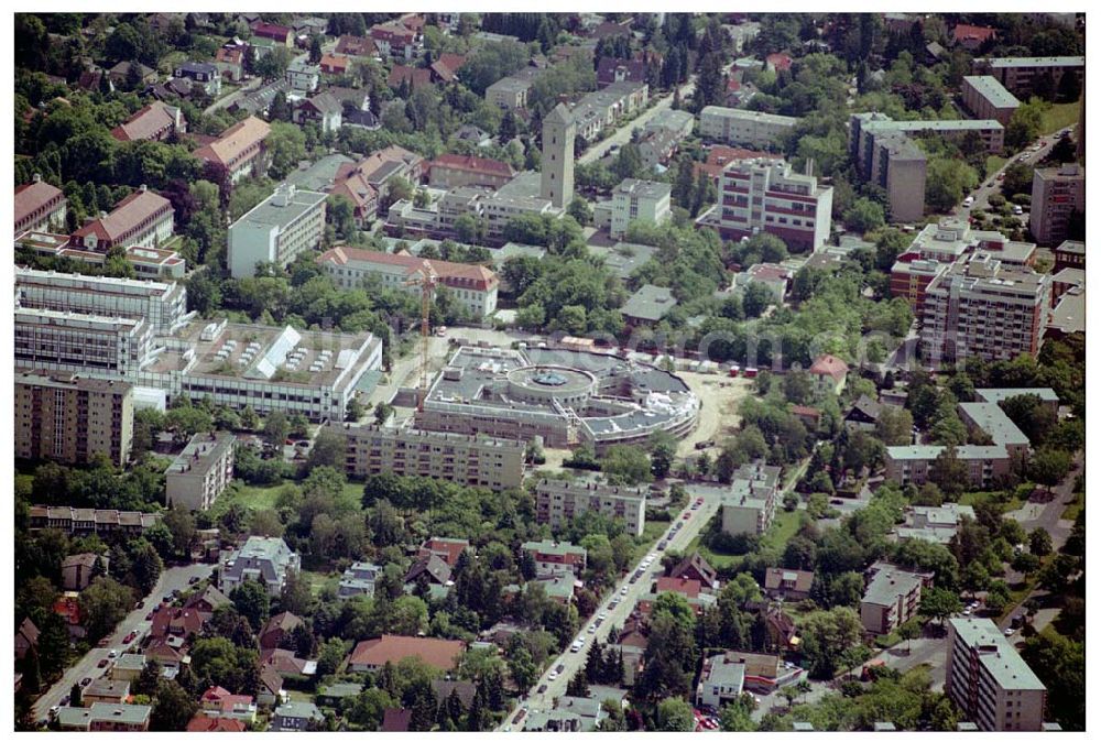 Berlin-Neukölln from the bird's eye view: 31.05.2004 Berlin-Neukölln Blick auf das vivantes-Krankenhaus Neukölln mit dem Erweiterungsneubau am Bereich Rotkehlchenweg / Rotschwanzweg an der Rudower Chaussee. NETZWERK FÜR GESUNDHEIT Oranienburger Strasse 285 13437 Berlin Tel.: +49 [30] 4194-0 E-Mail: info@vivantes.de