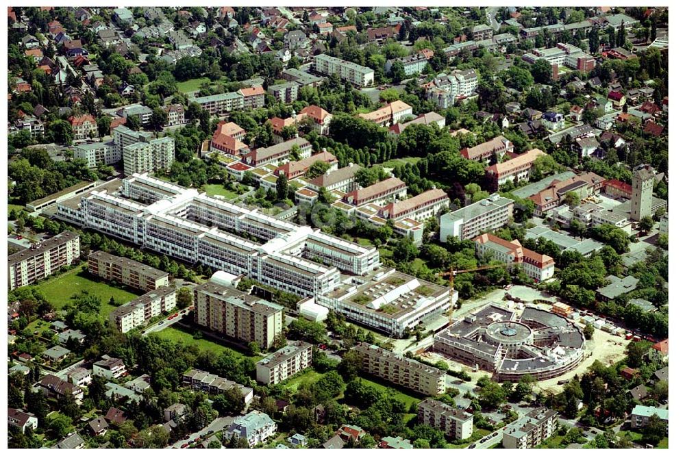 Aerial image Berlin-Neukölln - 31.05.2004 Berlin-Neukölln Blick auf das vivantes-Krankenhaus Neukölln mit dem Erweiterungsneubau am Bereich Rotkehlchenweg / Rotschwanzweg an der Rudower Chaussee. NETZWERK FÜR GESUNDHEIT Oranienburger Strasse 285 13437 Berlin Tel.: +49 [30] 4194-0 E-Mail: info@vivantes.de