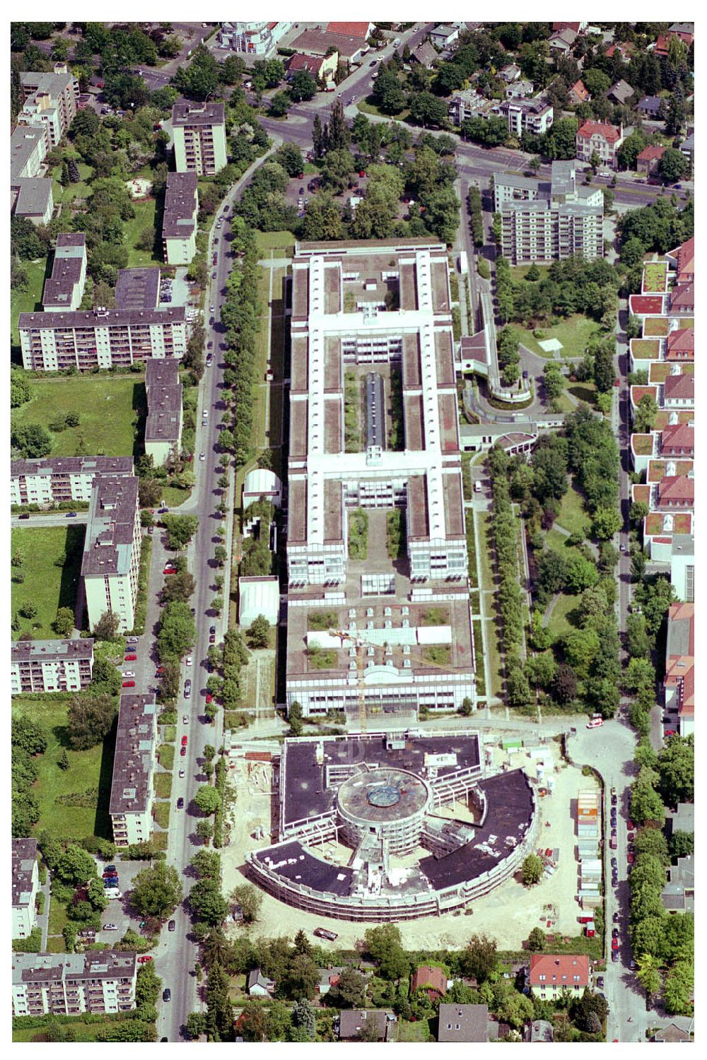 Aerial photograph Berlin-Neukölln - 31.05.2004 Berlin-Neukölln Blick auf das vivantes-Krankenhaus Neukölln mit dem Erweiterungsneubau am Bereich Rotkehlchenweg / Rotschwanzweg an der Rudower Chaussee. NETZWERK FÜR GESUNDHEIT Oranienburger Strasse 285 13437 Berlin Tel.: +49 [30] 4194-0 E-Mail: info@vivantes.de