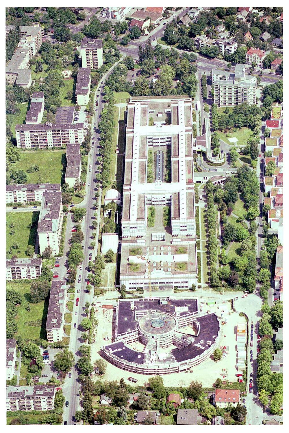 Berlin-Neukölln from above - 31.05.2004 Berlin-Neukölln Blick auf das vivantes-Krankenhaus Neukölln mit dem Erweiterungsneubau am Bereich Rotkehlchenweg / Rotschwanzweg an der Rudower Chaussee. NETZWERK FÜR GESUNDHEIT Oranienburger Strasse 285 13437 Berlin Tel.: +49 [30] 4194-0 E-Mail: info@vivantes.de