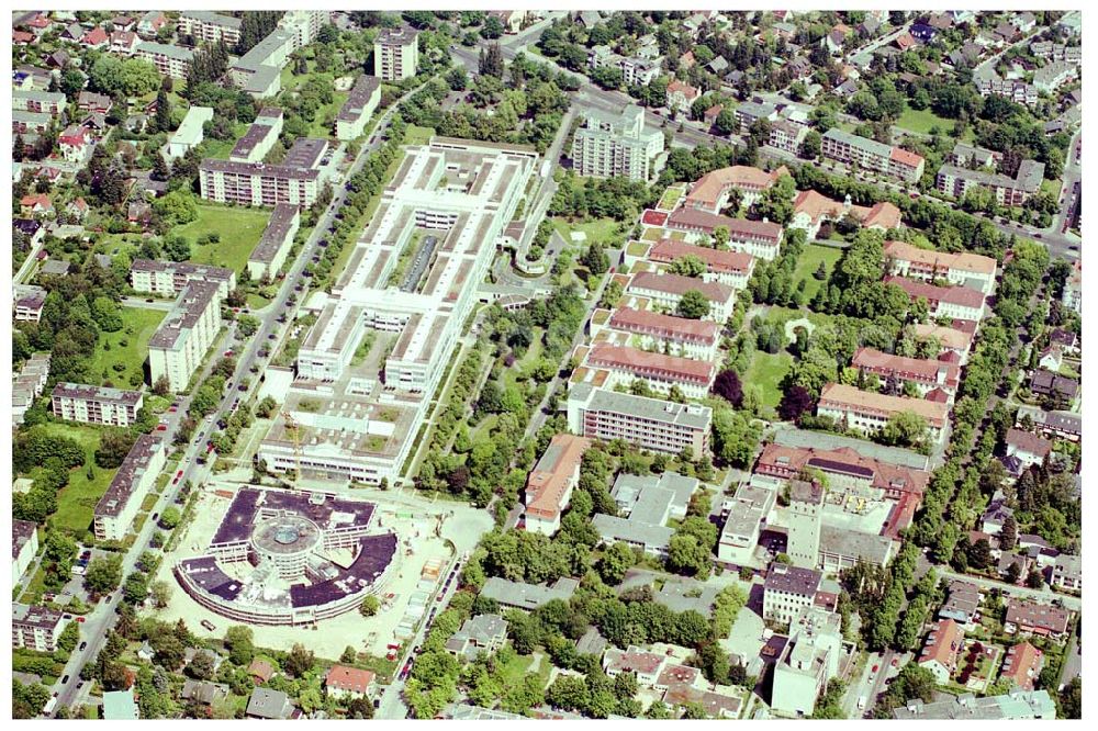 Berlin-Neukölln from the bird's eye view: 31.05.2004 Berlin-Neukölln Blick auf das vivantes-Krankenhaus Neukölln mit dem Erweiterungsneubau am Bereich Rotkehlchenweg / Rotschwanzweg an der Rudower Chaussee. NETZWERK FÜR GESUNDHEIT Oranienburger Strasse 285 13437 Berlin Tel.: +49 [30] 4194-0 E-Mail: info@vivantes.de