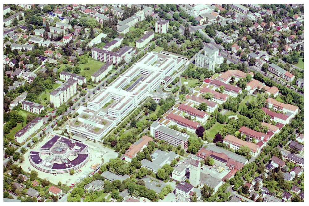 Aerial image Berlin-Neukölln - 31.05.2004 Berlin-Neukölln Blick auf das vivantes-Krankenhaus Neukölln mit dem Erweiterungsneubau am Bereich Rotkehlchenweg / Rotschwanzweg an der Rudower Chaussee. NETZWERK FÜR GESUNDHEIT Oranienburger Strasse 285 13437 Berlin Tel.: +49 [30] 4194-0 E-Mail: info@vivantes.de