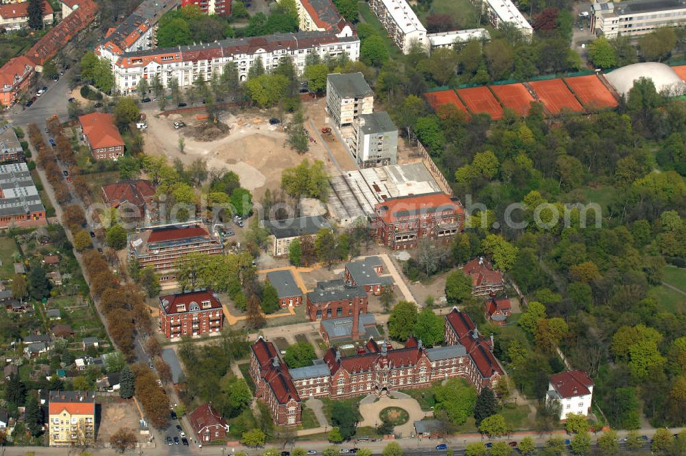 Berlin from the bird's eye view: Blick auf die Vivantes Tagesklinik für Psychiatrie, Psychotherapie und Psychosomatik am Park am Buschkrug in Berlin-Neukölln, Riesestr., 12347 Berlin, Tel.: (030) 6008 880. Im Vordergrund das Bürger- und Standesamt 3, Blaschkoallee 32, 12359 Berlin.