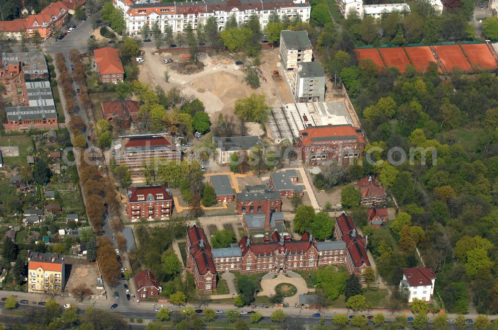 Aerial image Berlin - Blick auf die Vivantes Tagesklinik für Psychiatrie, Psychotherapie und Psychosomatik am Park am Buschkrug in Berlin-Neukölln, Riesestr., 12347 Berlin, Tel.: (030) 6008 880. Im Vordergrund das Bürger- und Standesamt 3, Blaschkoallee 32, 12359 Berlin.