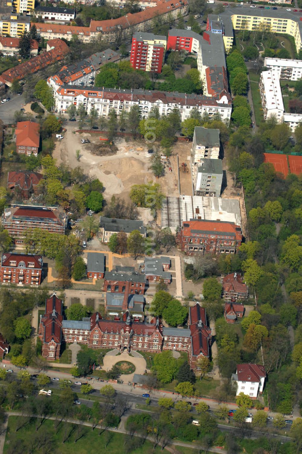 Aerial photograph Berlin - Blick auf die Vivantes Tagesklinik für Psychiatrie, Psychotherapie und Psychosomatik am Park am Buschkrug in Berlin-Neukölln, Riesestr., 12347 Berlin, Tel.: (030) 6008 880. Im Vordergrund das Bürger- und Standesamt 3, Blaschkoallee 32, 12359 Berlin.