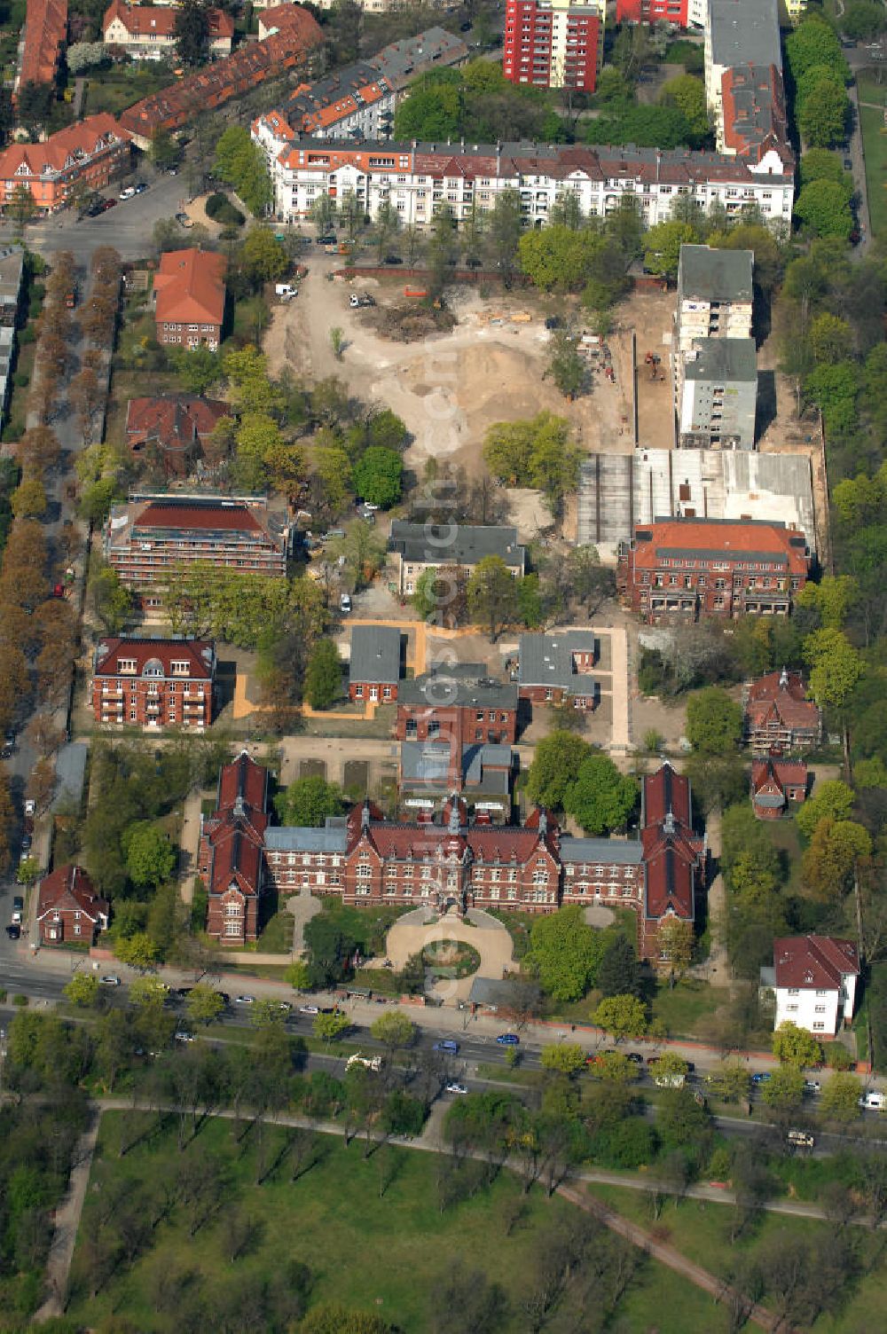 Berlin from above - Blick auf die Vivantes Tagesklinik für Psychiatrie, Psychotherapie und Psychosomatik am Park am Buschkrug in Berlin-Neukölln, Riesestr., 12347 Berlin, Tel.: (030) 6008 880. Im Vordergrund das Bürger- und Standesamt 3, Blaschkoallee 32, 12359 Berlin.