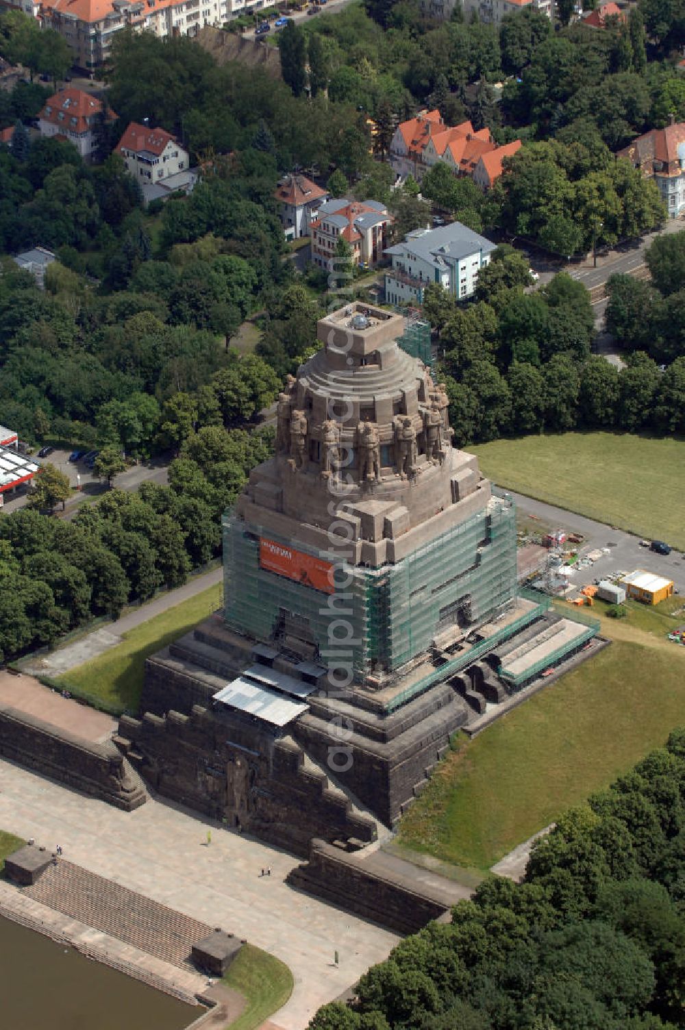 Aerial image Leipzig - Blick auf die Sanierungsarbeiten des Völkerschlachtdenkmals in Leipzig. Im Jahr 2003 begannen Rekonstruktions- und Sanierungsmaßnahmen, die bis zum 200-jährigen Jubiläum der Völkerschlacht im Jahr 2013 beendet werden sollen. Die Kosten werden sich auf etwa 30 Millionen Euro belaufen. Die Finanzierung erfolgt über die Stiftung Völkerschlachtdenkmal, den Freistaat Sachsen, die Stadt Leipzig und Spenden. Das Völkerschlachtdenkmal ist eines der Wahrzeichen Leipzigs in Erinnerung an die Völkerschlacht bei Leipzig von 1813 und heute eine Außenstelle des Stadtgeschichtlichen Museums Leipzig. Als das größte Denkmal Europas bildet es eine weithin sichtbare Landmarke mit markanter Silhouette.