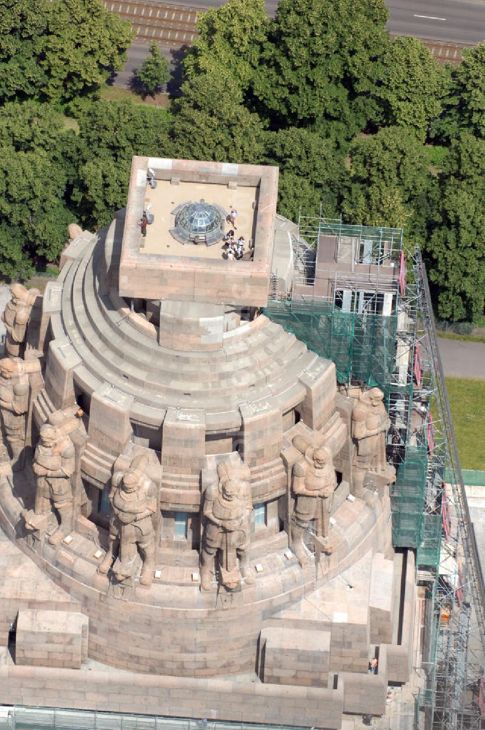 Leipzig from above - Blick auf die Sanierungsarbeiten des Völkerschlachtdenkmals in Leipzig. Im Jahr 2003 begannen Rekonstruktions- und Sanierungsmaßnahmen, die bis zum 200-jährigen Jubiläum der Völkerschlacht im Jahr 2013 beendet werden sollen. Die Kosten werden sich auf etwa 30 Millionen Euro belaufen. Die Finanzierung erfolgt über die Stiftung Völkerschlachtdenkmal, den Freistaat Sachsen, die Stadt Leipzig und Spenden. Das Völkerschlachtdenkmal ist eines der Wahrzeichen Leipzigs in Erinnerung an die Völkerschlacht bei Leipzig von 1813 und heute eine Außenstelle des Stadtgeschichtlichen Museums Leipzig. Als das größte Denkmal Europas bildet es eine weithin sichtbare Landmarke mit markanter Silhouette.