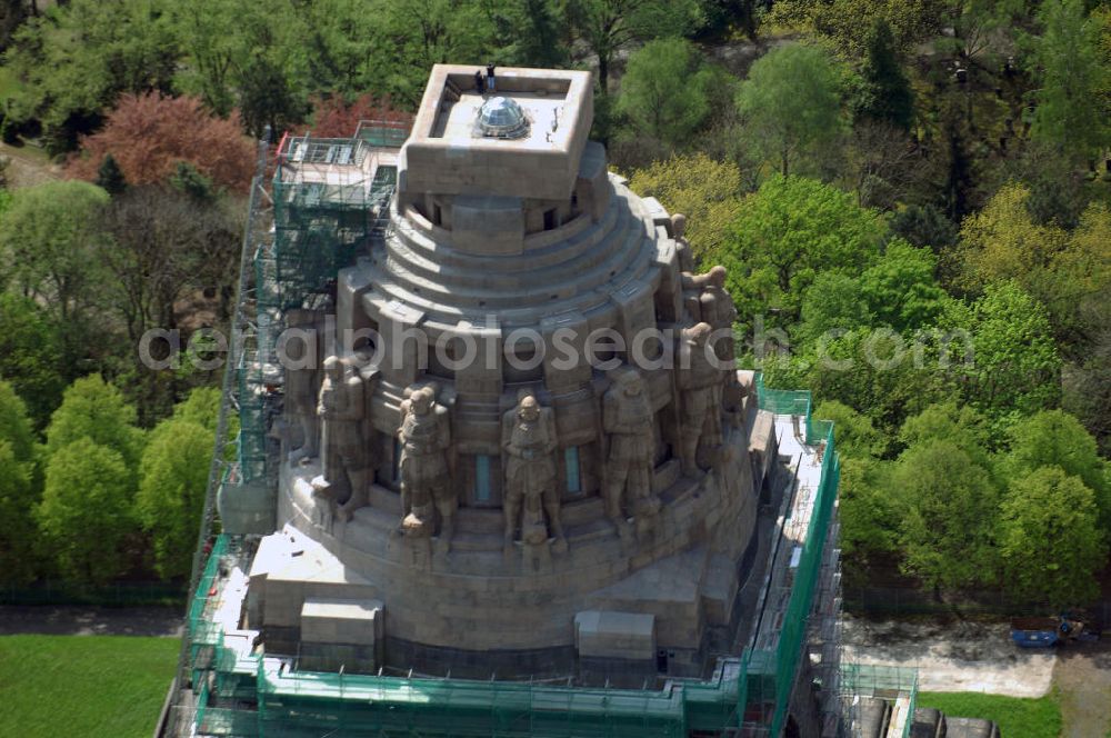 Aerial image LEIPZIG - Auf dem 91 Meter hohen Völkerschlachtdenkmal wurden die 84 Segmente unterhalb der 12 Meter hohen Sandstein-Freiheitswächter aus 57 Meter Höhe abgetragen und anschließend gereinigt. Die gesamte Sanierung soll zum 200. Jahrestag der Völkerschlacht von 1813 abgeschlossen sein. Für die Restaurierung sind 32,3 Millionen Euro veranschlagt. Das Denkmal erinnert an die Völkerschlacht 1813 bei Leipzig, an der mehr als eine halbe Million Soldaten der Franzosen, Preußen, Russen, Österreicher und Schweden teilnahmen. 120.000 von ihnen sind auf dem Schlachtfeld gestorben.