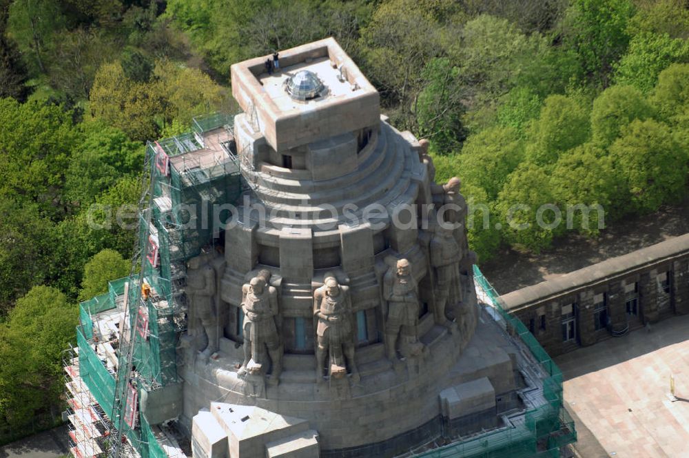 Aerial photograph LEIPZIG - Auf dem 91 Meter hohen Völkerschlachtdenkmal wurden die 84 Segmente unterhalb der 12 Meter hohen Sandstein-Freiheitswächter aus 57 Meter Höhe abgetragen und anschließend gereinigt. Die gesamte Sanierung soll zum 200. Jahrestag der Völkerschlacht von 1813 abgeschlossen sein. Für die Restaurierung sind 32,3 Millionen Euro veranschlagt. Das Denkmal erinnert an die Völkerschlacht 1813 bei Leipzig, an der mehr als eine halbe Million Soldaten der Franzosen, Preußen, Russen, Österreicher und Schweden teilnahmen. 120.000 von ihnen sind auf dem Schlachtfeld gestorben.