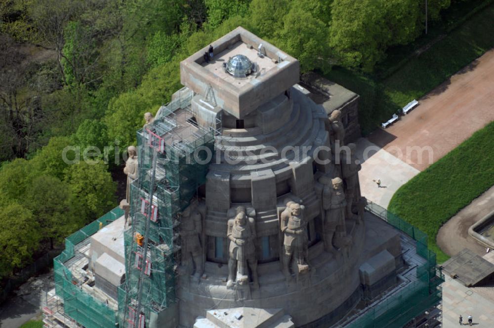 LEIPZIG from above - Auf dem 91 Meter hohen Völkerschlachtdenkmal wurden die 84 Segmente unterhalb der 12 Meter hohen Sandstein-Freiheitswächter aus 57 Meter Höhe abgetragen und anschließend gereinigt. Die gesamte Sanierung soll zum 200. Jahrestag der Völkerschlacht von 1813 abgeschlossen sein. Für die Restaurierung sind 32,3 Millionen Euro veranschlagt. Das Denkmal erinnert an die Völkerschlacht 1813 bei Leipzig, an der mehr als eine halbe Million Soldaten der Franzosen, Preußen, Russen, Österreicher und Schweden teilnahmen. 120.000 von ihnen sind auf dem Schlachtfeld gestorben.