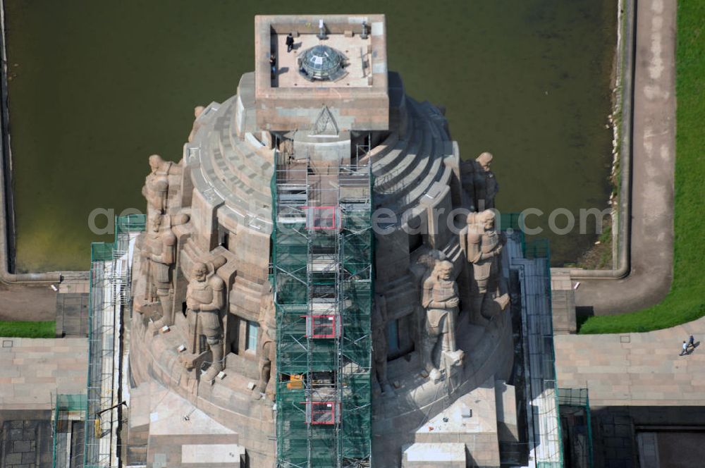 LEIPZIG from the bird's eye view: Auf dem 91 Meter hohen Völkerschlachtdenkmal wurden die 84 Segmente unterhalb der 12 Meter hohen Sandstein-Freiheitswächter aus 57 Meter Höhe abgetragen und anschließend gereinigt. Die gesamte Sanierung soll zum 200. Jahrestag der Völkerschlacht von 1813 abgeschlossen sein. Für die Restaurierung sind 32,3 Millionen Euro veranschlagt. Das Denkmal erinnert an die Völkerschlacht 1813 bei Leipzig, an der mehr als eine halbe Million Soldaten der Franzosen, Preußen, Russen, Österreicher und Schweden teilnahmen. 120.000 von ihnen sind auf dem Schlachtfeld gestorben.