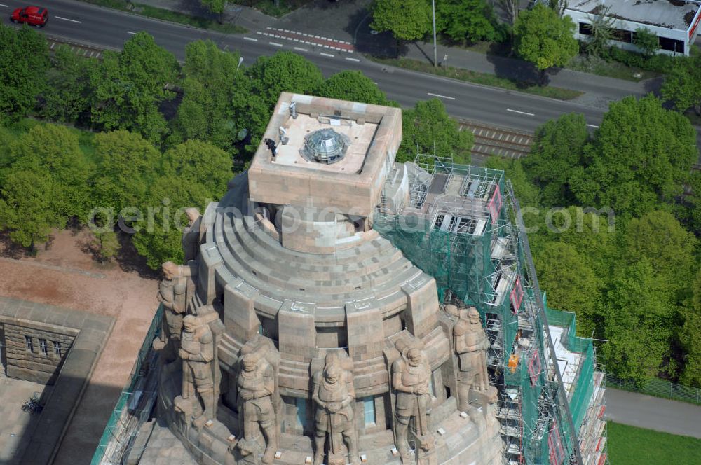 Aerial photograph LEIPZIG - Auf dem 91 Meter hohen Völkerschlachtdenkmal wurden die 84 Segmente unterhalb der 12 Meter hohen Sandstein-Freiheitswächter aus 57 Meter Höhe abgetragen und anschließend gereinigt. Die gesamte Sanierung soll zum 200. Jahrestag der Völkerschlacht von 1813 abgeschlossen sein. Für die Restaurierung sind 32,3 Millionen Euro veranschlagt. Das Denkmal erinnert an die Völkerschlacht 1813 bei Leipzig, an der mehr als eine halbe Million Soldaten der Franzosen, Preußen, Russen, Österreicher und Schweden teilnahmen. 120.000 von ihnen sind auf dem Schlachtfeld gestorben.