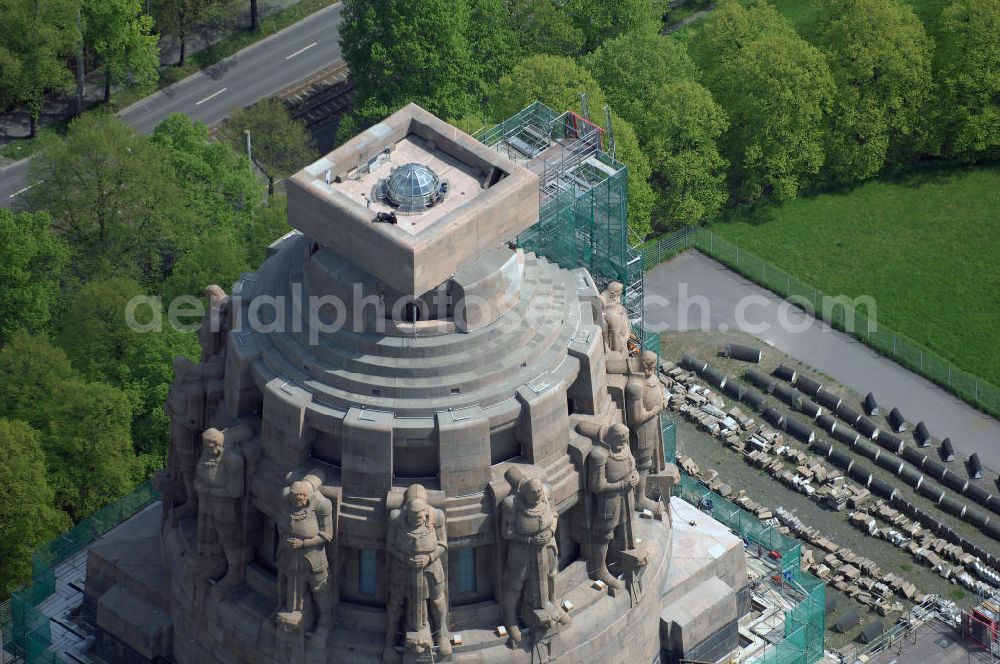 Aerial image LEIPZIG - Auf dem 91 Meter hohen Völkerschlachtdenkmal wurden die 84 Segmente unterhalb der 12 Meter hohen Sandstein-Freiheitswächter aus 57 Meter Höhe abgetragen und anschließend gereinigt. Die gesamte Sanierung soll zum 200. Jahrestag der Völkerschlacht von 1813 abgeschlossen sein. Für die Restaurierung sind 32,3 Millionen Euro veranschlagt. Das Denkmal erinnert an die Völkerschlacht 1813 bei Leipzig, an der mehr als eine halbe Million Soldaten der Franzosen, Preußen, Russen, Österreicher und Schweden teilnahmen. 120.000 von ihnen sind auf dem Schlachtfeld gestorben.