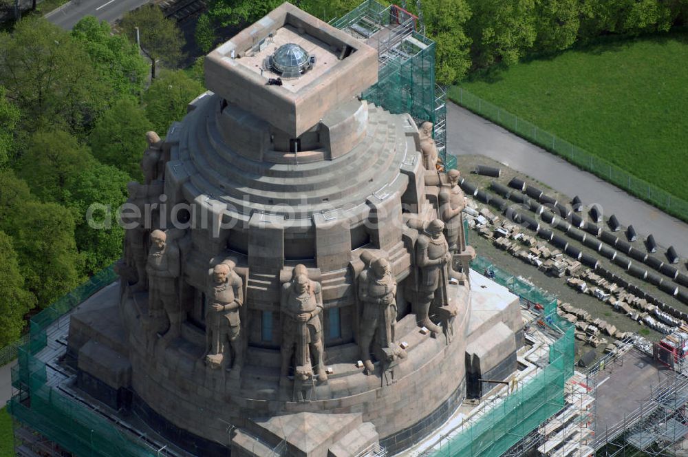 Aerial photograph LEIPZIG - Auf dem 91 Meter hohen Völkerschlachtdenkmal wurden die 84 Segmente unterhalb der 12 Meter hohen Sandstein-Freiheitswächter aus 57 Meter Höhe abgetragen und anschließend gereinigt. Die gesamte Sanierung soll zum 200. Jahrestag der Völkerschlacht von 1813 abgeschlossen sein. Für die Restaurierung sind 32,3 Millionen Euro veranschlagt. Das Denkmal erinnert an die Völkerschlacht 1813 bei Leipzig, an der mehr als eine halbe Million Soldaten der Franzosen, Preußen, Russen, Österreicher und Schweden teilnahmen. 120.000 von ihnen sind auf dem Schlachtfeld gestorben.