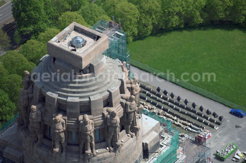 LEIPZIG from above - Auf dem 91 Meter hohen Völkerschlachtdenkmal wurden die 84 Segmente unterhalb der 12 Meter hohen Sandstein-Freiheitswächter aus 57 Meter Höhe abgetragen und anschließend gereinigt. Die gesamte Sanierung soll zum 200. Jahrestag der Völkerschlacht von 1813 abgeschlossen sein. Für die Restaurierung sind 32,3 Millionen Euro veranschlagt. Das Denkmal erinnert an die Völkerschlacht 1813 bei Leipzig, an der mehr als eine halbe Million Soldaten der Franzosen, Preußen, Russen, Österreicher und Schweden teilnahmen. 120.000 von ihnen sind auf dem Schlachtfeld gestorben.