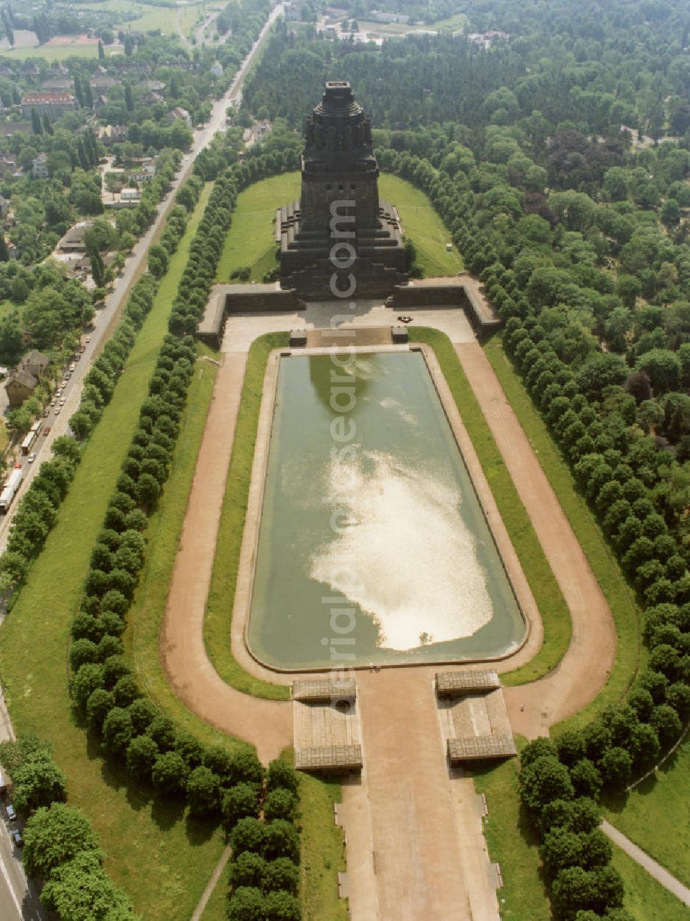 Aerial photograph Leipzig - Blick auf das Völkerschlachtdenkmal in Leipzig. Das Völkerschlachtdenkmal Leipzig erinnert an die erste große Massenschlacht der Menschheitsgeschichte. Über eine halbe Millionen Soldaten aus fast ganz Europa standen sich im Oktober 1813 auf den Schlachtfeldern um Leipzig gegenüber. Mehr als 120.000 Menschen haben während der blutigen Kämpfe oder anschließend durch Hunger und Seuchen ihr Leben verloren.