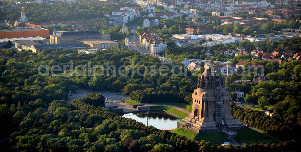 Leipzig from above - Blick auf das Völkerschlachtdenkmal in Leipzig in Sachsen. Die Gedenkstätte, gebaut in Erinnerung an die Völkerschlacht 1813, ist das größte Denkmal Europas und eines der Wahrzeichen Leipzigs. View of the Monument to the Battle of the Nations in Leipzig in Saxony.