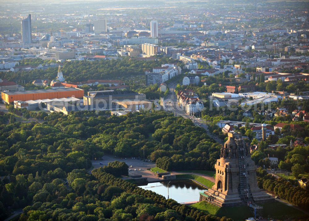 Leipzig from the bird's eye view: Blick auf das Völkerschlachtdenkmal in Leipzig in Sachsen. Die Gedenkstätte, gebaut in Erinnerung an die Völkerschlacht 1813, ist das größte Denkmal Europas und eines der Wahrzeichen Leipzigs. View of the Monument to the Battle of the Nations in Leipzig in Saxony.