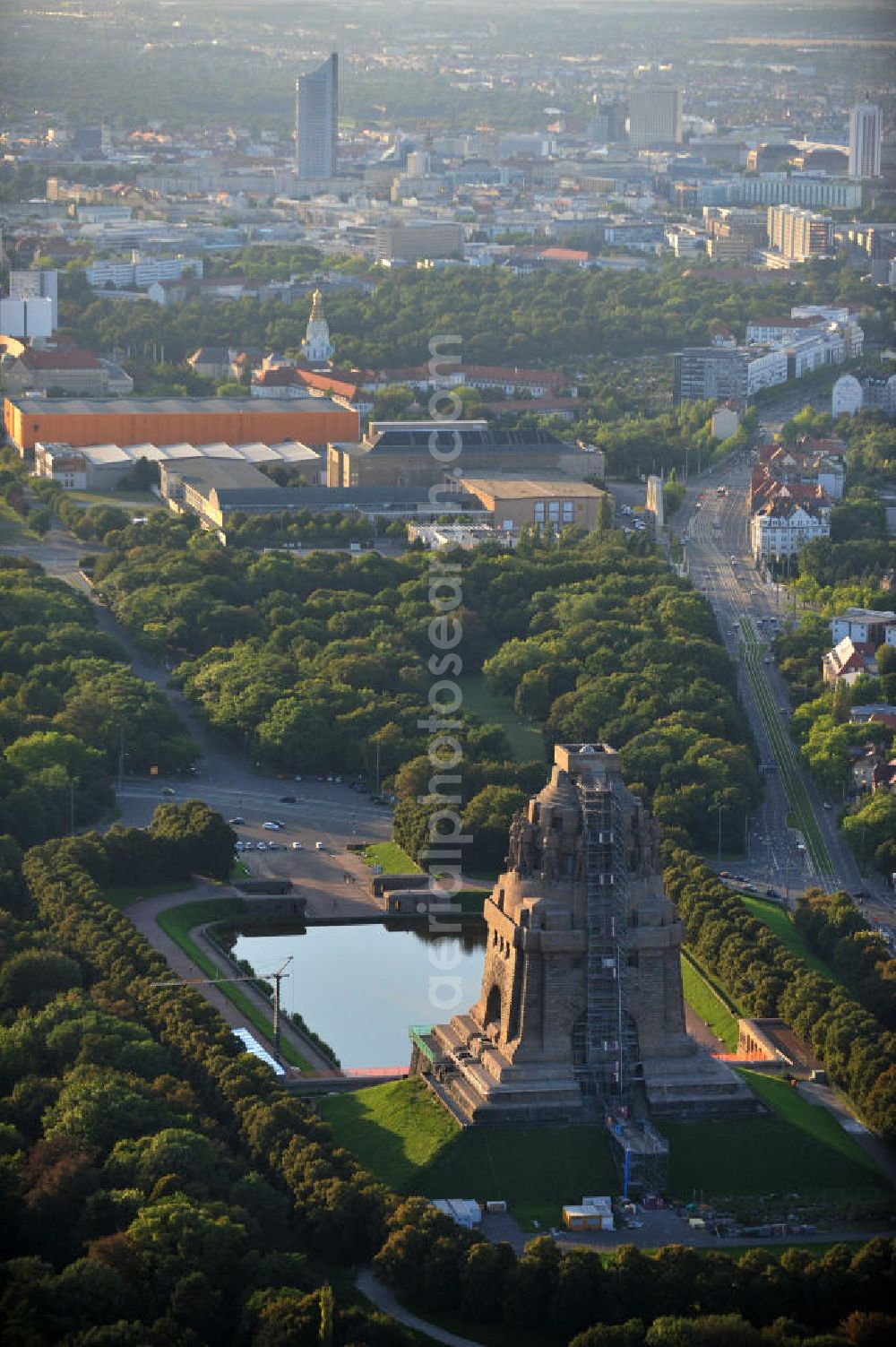 Aerial image Leipzig - Blick auf das Völkerschlachtdenkmal in Leipzig in Sachsen. Die Gedenkstätte, gebaut in Erinnerung an die Völkerschlacht 1813, ist das größte Denkmal Europas und eines der Wahrzeichen Leipzigs. View of the Monument to the Battle of the Nations in Leipzig in Saxony.