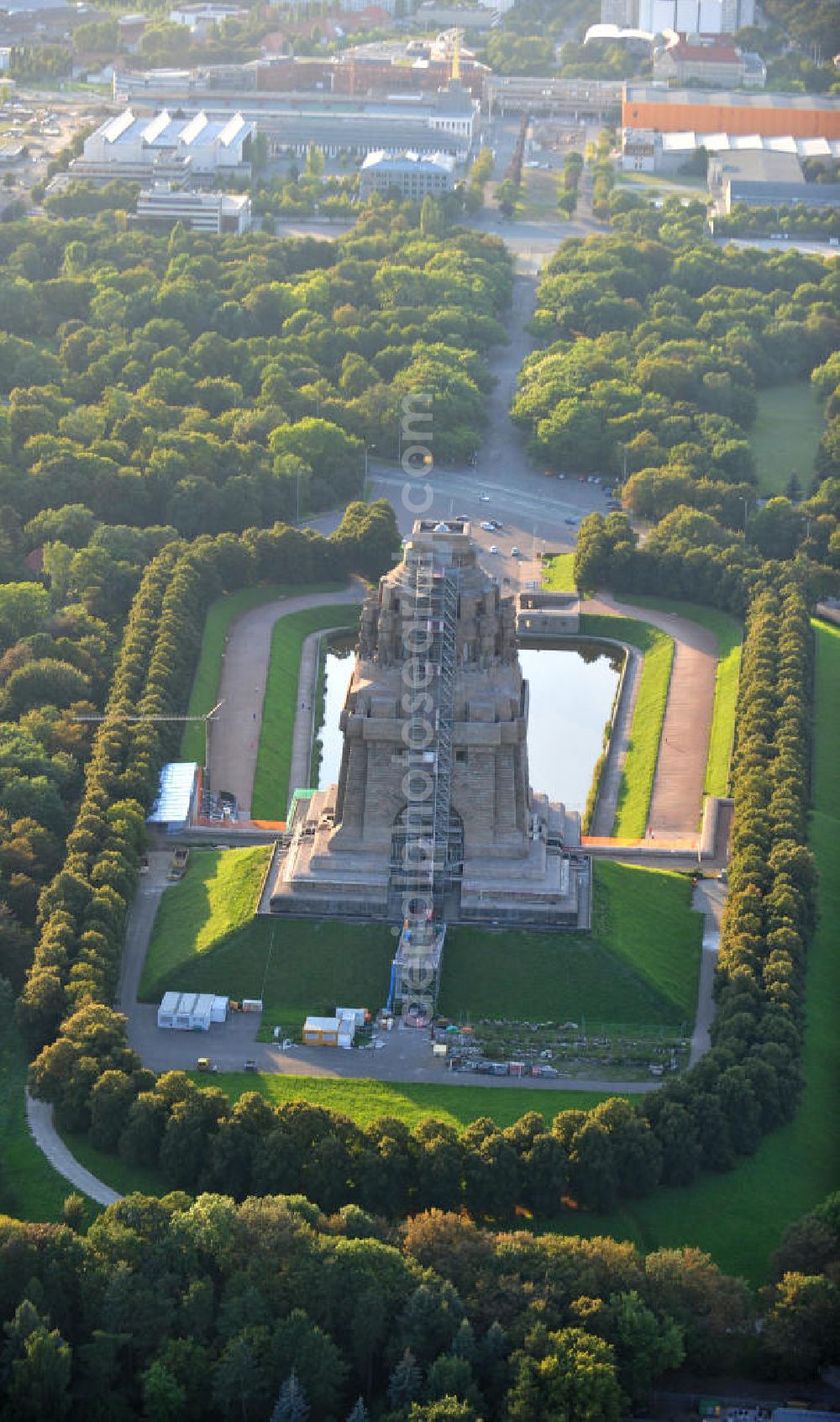 Aerial photograph Leipzig - Blick auf das Völkerschlachtdenkmal in Leipzig in Sachsen. Die Gedenkstätte, gebaut in Erinnerung an die Völkerschlacht 1813, ist das größte Denkmal Europas und eines der Wahrzeichen Leipzigs. View of the Monument to the Battle of the Nations in Leipzig in Saxony.