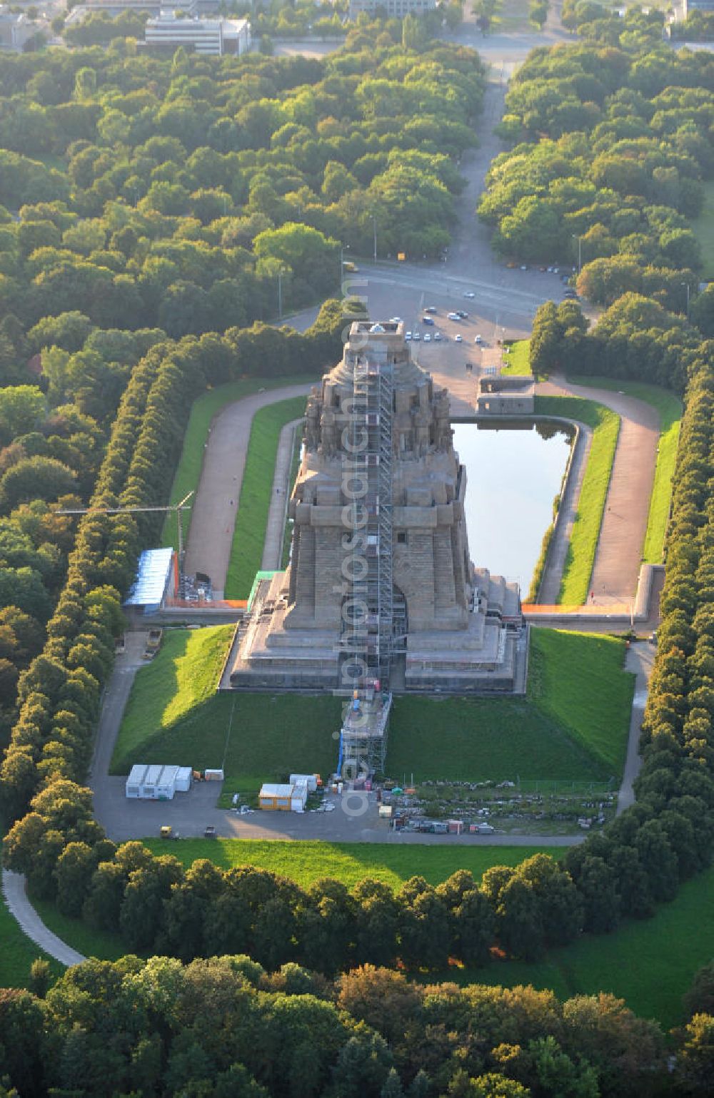 Leipzig from above - Blick auf das Völkerschlachtdenkmal in Leipzig in Sachsen. Die Gedenkstätte, gebaut in Erinnerung an die Völkerschlacht 1813, ist das größte Denkmal Europas und eines der Wahrzeichen Leipzigs. View of the Monument to the Battle of the Nations in Leipzig in Saxony.