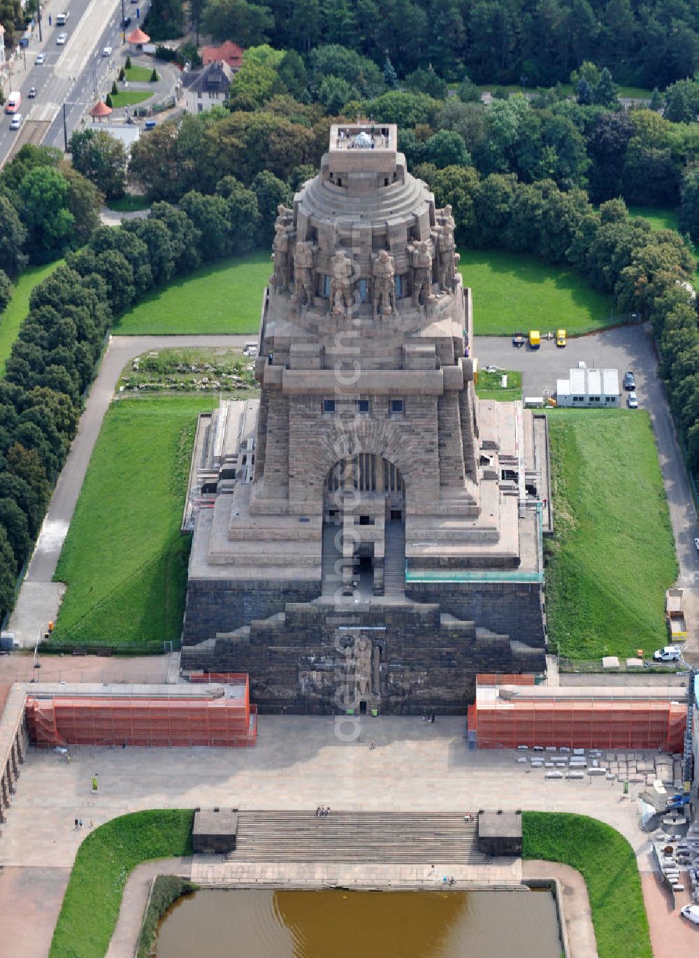 Aerial photograph Leipzig - Blick auf das Völkerschlachtdenkmal in Leipzig in Sachsen. Die Gedenkstätte, gebaut in Erinnerung an die Völkerschlacht 1813, ist das größte Denkmal Europas und eines der Wahrzeichen Leipzigs. View of the Monument to the Battle of the Nations in Leipzig in Saxony.