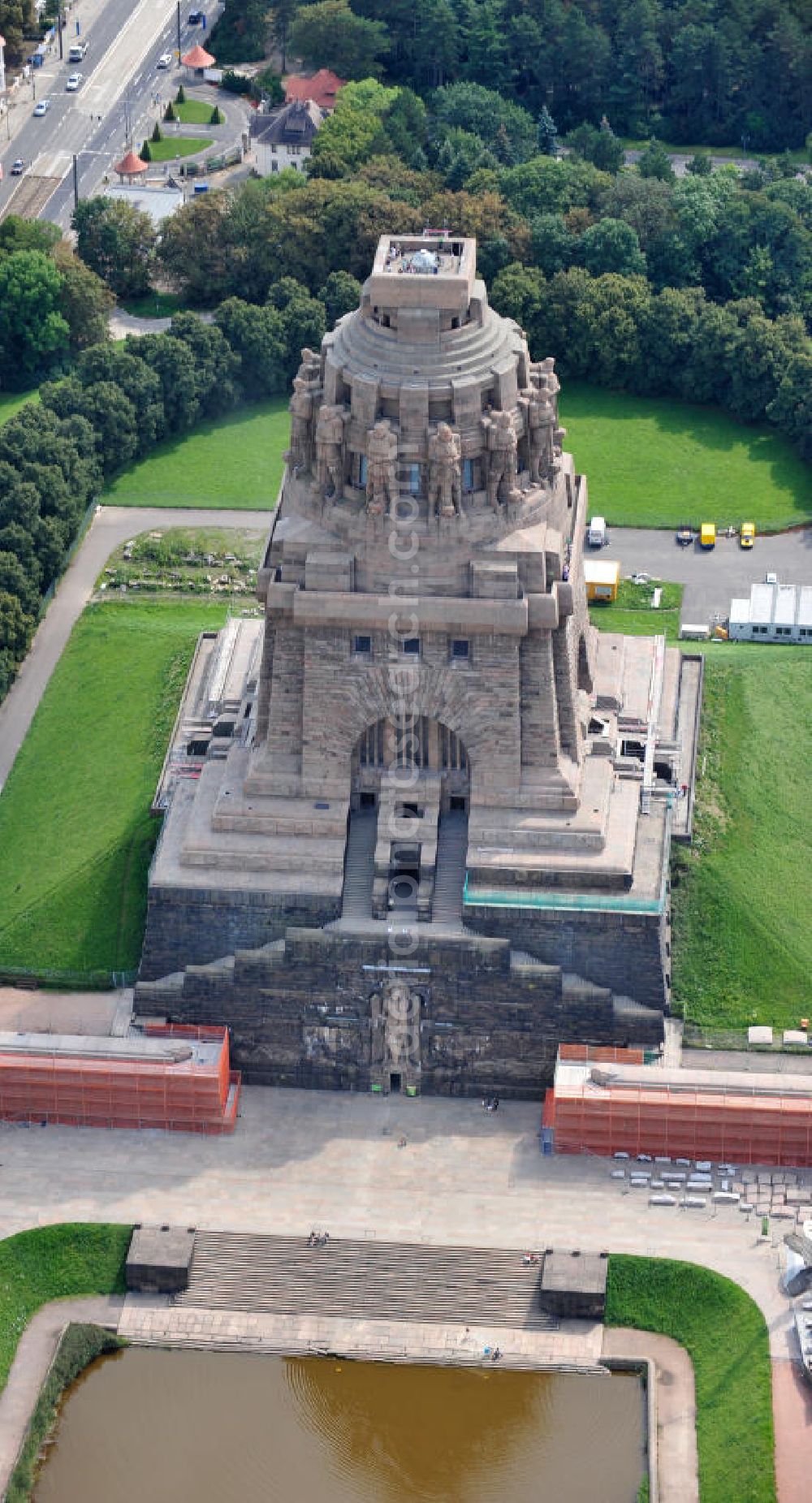 Leipzig from above - Blick auf das Völkerschlachtdenkmal in Leipzig in Sachsen. Die Gedenkstätte, gebaut in Erinnerung an die Völkerschlacht 1813, ist das größte Denkmal Europas und eines der Wahrzeichen Leipzigs. View of the Monument to the Battle of the Nations in Leipzig in Saxony.