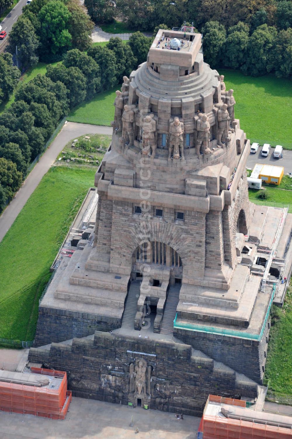 Leipzig from the bird's eye view: Blick auf das Völkerschlachtdenkmal in Leipzig in Sachsen. Die Gedenkstätte, gebaut in Erinnerung an die Völkerschlacht 1813, ist das größte Denkmal Europas und eines der Wahrzeichen Leipzigs. View of the Monument to the Battle of the Nations in Leipzig in Saxony.