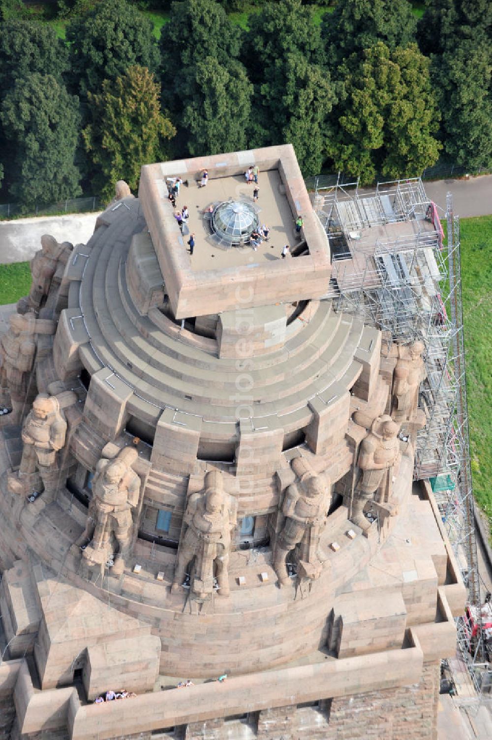 Aerial image Leipzig - Blick auf das Völkerschlachtdenkmal in Leipzig in Sachsen. Die Gedenkstätte, gebaut in Erinnerung an die Völkerschlacht 1813, ist das größte Denkmal Europas und eines der Wahrzeichen Leipzigs. View of the Monument to the Battle of the Nations in Leipzig in Saxony.