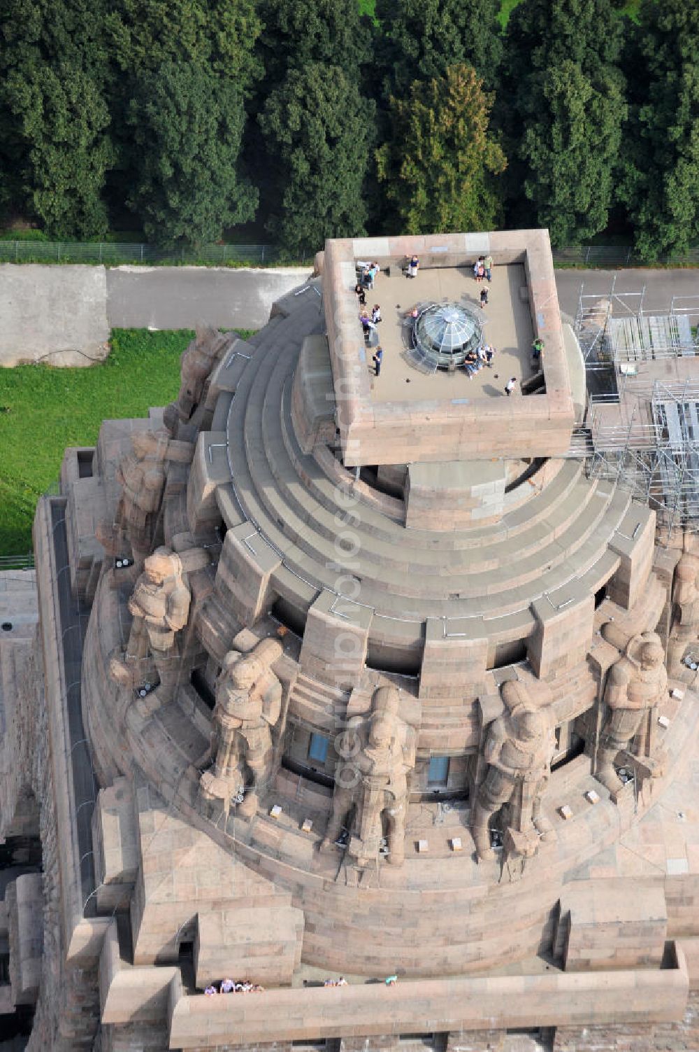 Aerial photograph Leipzig - Blick auf das Völkerschlachtdenkmal in Leipzig in Sachsen. Die Gedenkstätte, gebaut in Erinnerung an die Völkerschlacht 1813, ist das größte Denkmal Europas und eines der Wahrzeichen Leipzigs. View of the Monument to the Battle of the Nations in Leipzig in Saxony.