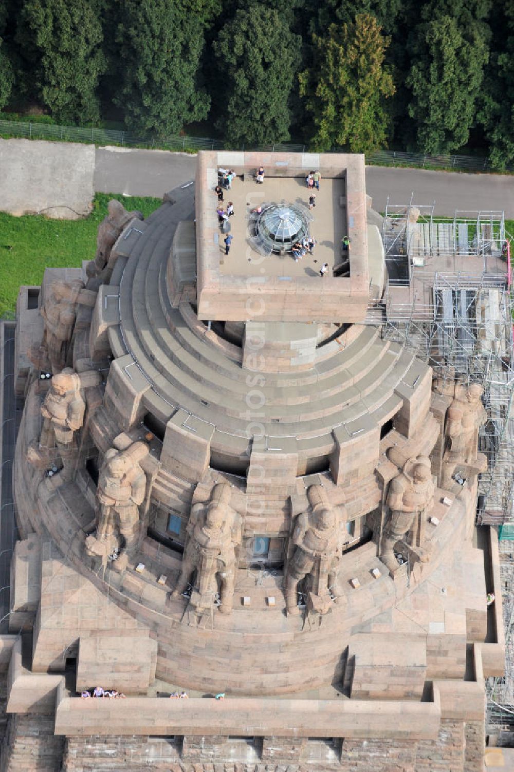 Leipzig from above - Blick auf das Völkerschlachtdenkmal in Leipzig in Sachsen. Die Gedenkstätte, gebaut in Erinnerung an die Völkerschlacht 1813, ist das größte Denkmal Europas und eines der Wahrzeichen Leipzigs. View of the Monument to the Battle of the Nations in Leipzig in Saxony.