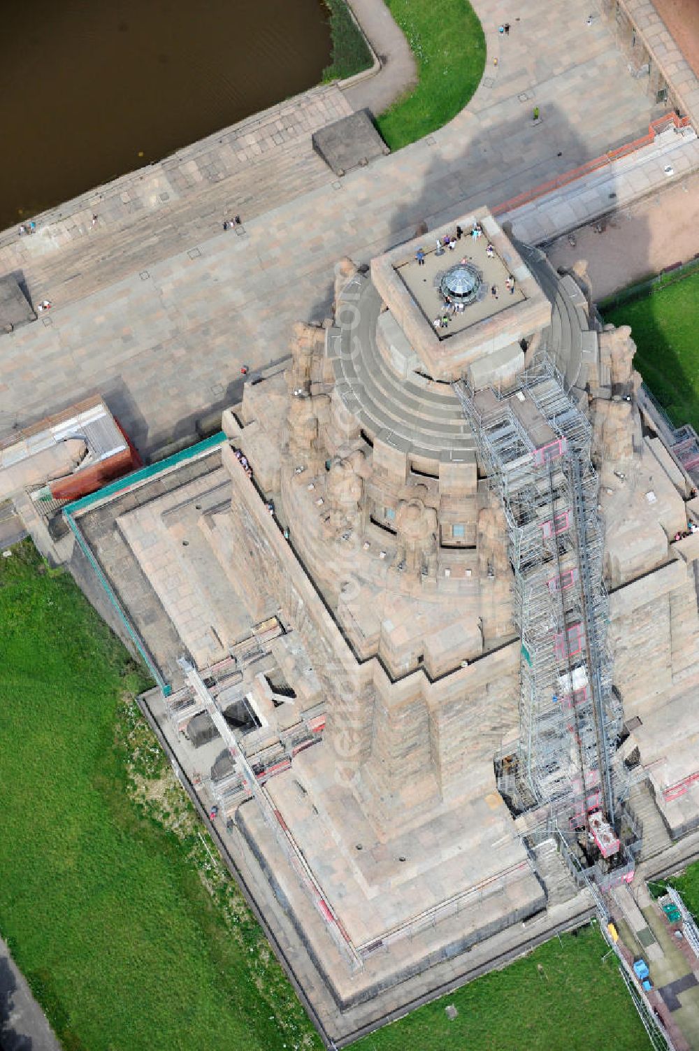 Aerial image Leipzig - Blick auf das Völkerschlachtdenkmal in Leipzig in Sachsen. Die Gedenkstätte, gebaut in Erinnerung an die Völkerschlacht 1813, ist das größte Denkmal Europas und eines der Wahrzeichen Leipzigs. View of the Monument to the Battle of the Nations in Leipzig in Saxony.