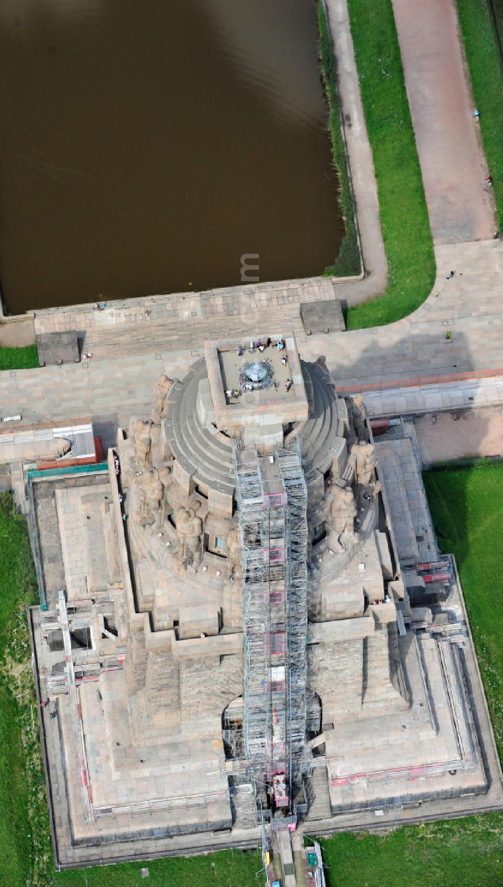 Aerial photograph Leipzig - Blick auf das Völkerschlachtdenkmal in Leipzig in Sachsen. Die Gedenkstätte, gebaut in Erinnerung an die Völkerschlacht 1813, ist das größte Denkmal Europas und eines der Wahrzeichen Leipzigs. View of the Monument to the Battle of the Nations in Leipzig in Saxony.