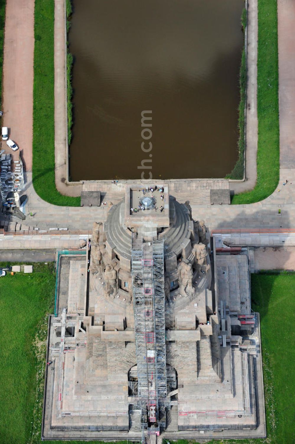 Leipzig from the bird's eye view: Blick auf das Völkerschlachtdenkmal in Leipzig in Sachsen. Die Gedenkstätte, gebaut in Erinnerung an die Völkerschlacht 1813, ist das größte Denkmal Europas und eines der Wahrzeichen Leipzigs. View of the Monument to the Battle of the Nations in Leipzig in Saxony.