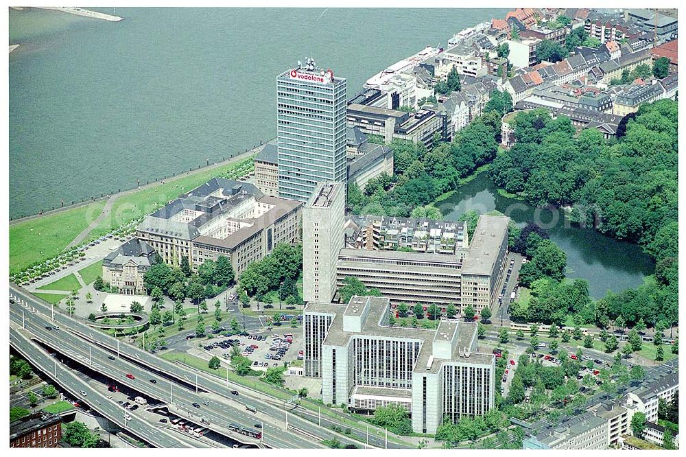 Düsseldorf from above - Düsseldorf,06.07.2004, Vodafone-Hochhaus, früher Mannesmann-Hochhaus, Der Mannesmann-Konzern, seit 1893 in Düsseldorf ansässig, ließ den Bau errichten / Fassade in den Werksfarben blau-weiß. Karlsstadt