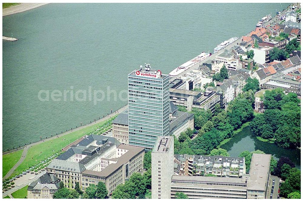 Düsseldorf from the bird's eye view: Düsseldorf,06.07.2004, Vodafone-Hochhaus, früher Mannesmann-Hochhaus, Der Mannesmann-Konzern, seit 1893 in Düsseldorf ansässig, ließ den Bau errichten / Fassade in den Werksfarben blau-weiß. Karlsstadt