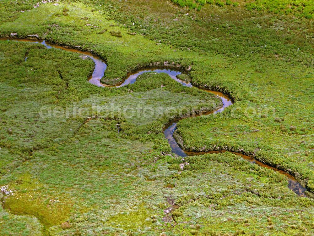 08.07.2008 from the bird's eye view: Blick auf die Vogelinsel im Becken von Arcachon. Ihren Namen verdankt sie den zahlreichen Wasservögeln, denen sie zur Rast und Futtersuche dient. In dem Naturschutzgebiet sind lediglich 4 Hüttendörfer zu finden. Die Küsten der Inseln werden wie im gesamten Becken für die Austernzucht genutzt, die hier durch Ebbe und Flut ermöglicht wird. View at the bird island in theBay of Arcachon. It has its name from the many water birds, which use the place to rest and forage. In the nature reserve only 4 hut villages are located. The shores of the island are used as in the whole basin for the cultivation of oysters, which is made possible by the tides.