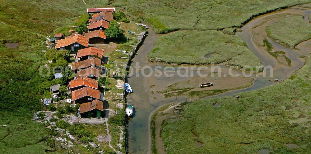 08.07.2008 from the bird's eye view: Blick auf die Vogelinsel im Becken von Arcachon. Ihren Namen verdankt sie den zahlreichen Wasservögeln, denen sie zur Rast und Futtersuche dient. In dem Naturschutzgebiet sind lediglich 4 Hüttendörfer zu finden. Die Küsten der Inseln werden wie im gesamten Becken für die Austernzucht genutzt, die hier durch Ebbe und Flut ermöglicht wird. View at the bird island in theBay of Arcachon. It has its name from the many water birds, which use the place to rest and forage. In the nature reserve only 4 hut villages are located. The shores of the island are used as in the whole basin for the cultivation of oysters, which is made possible by the tides.