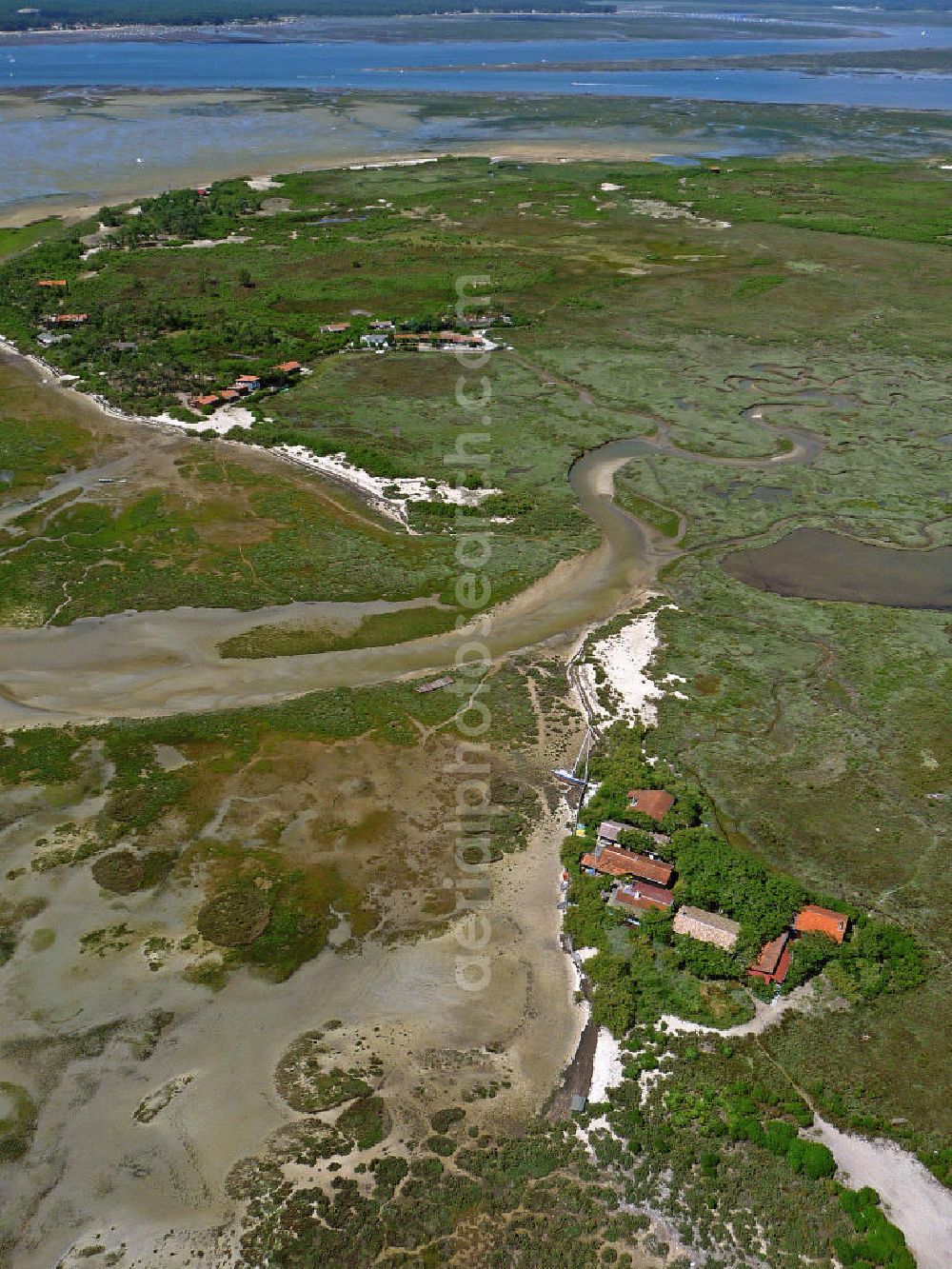 08.07.2008 from the bird's eye view: Blick auf die Vogelinsel im Becken von Arcachon. Ihren Namen verdankt sie den zahlreichen Wasservögeln, denen sie zur Rast und Futtersuche dient. In dem Naturschutzgebiet sind lediglich 4 Hüttendörfer zu finden. Die Küsten der Inseln werden wie im gesamten Becken für die Austernzucht genutzt, die hier durch Ebbe und Flut ermöglicht wird. View at the bird island in theBay of Arcachon. It has its name from the many water birds, which use the place to rest and forage. In the nature reserve only 4 hut villages are located. The shores of the island are used as in the whole basin for the cultivation of oysters, which is made possible by the tides.