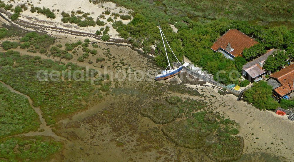 Aerial image 08.07.2008 - Blick auf die Vogelinsel im Becken von Arcachon. Ihren Namen verdankt sie den zahlreichen Wasservögeln, denen sie zur Rast und Futtersuche dient. In dem Naturschutzgebiet sind lediglich 4 Hüttendörfer zu finden. Die Küsten der Inseln werden wie im gesamten Becken für die Austernzucht genutzt, die hier durch Ebbe und Flut ermöglicht wird. View at the bird island in theBay of Arcachon. It has its name from the many water birds, which use the place to rest and forage. In the nature reserve only 4 hut villages are located. The shores of the island are used as in the whole basin for the cultivation of oysters, which is made possible by the tides.