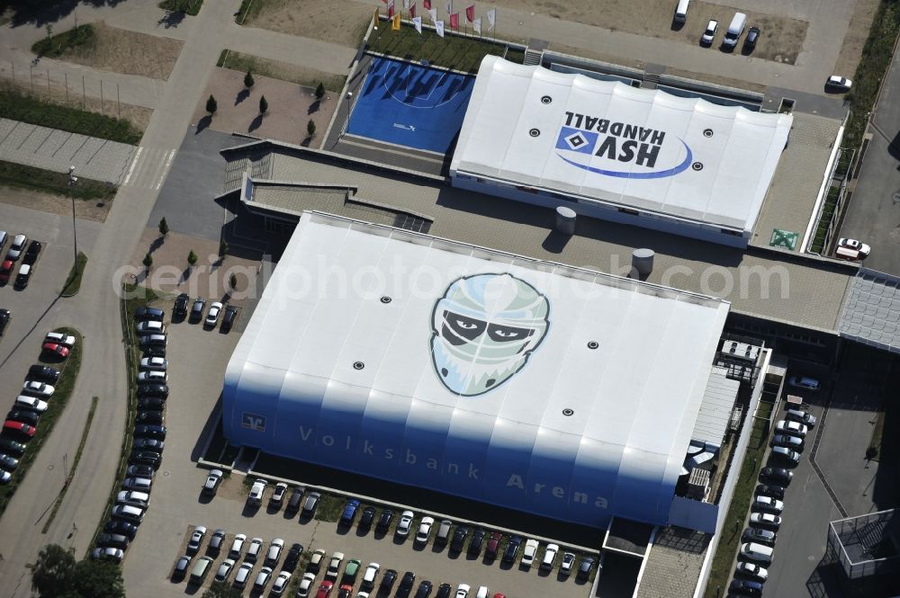 Aerial photograph Hamburg - The People's Bank Arena in Hamburg Altona in People's Park was opened in 2008. It includes an ice-ball and a sports hall and is located directly next to the O2 World Hamburg. The Hamburg Freezers and the HSV Handball training in the People's Bank Arena. They have their offices and their official fan shop. The operator of the facility is Anschutz Entertainment Group ( AEG ), a subsidiary of the Anschutz Corporation