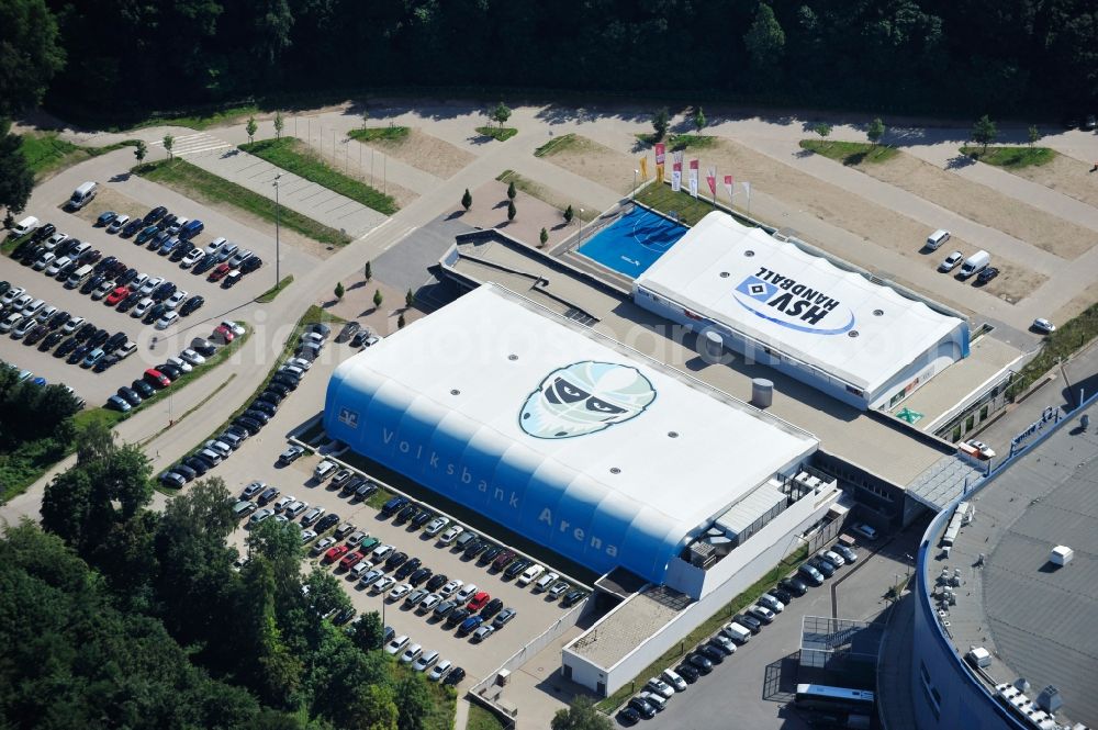 Hamburg from above - The People's Bank Arena in Hamburg Altona in People's Park was opened in 2008. It includes an ice-ball and a sports hall and is located directly next to the O2 World Hamburg. The Hamburg Freezers and the HSV Handball training in the People's Bank Arena. They have their offices and their official fan shop. The operator of the facility is Anschutz Entertainment Group ( AEG ), a subsidiary of the Anschutz Corporation