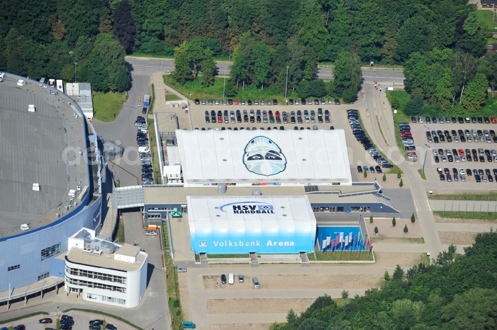 Aerial image Hamburg - The People's Bank Arena in Hamburg Altona in People's Park was opened in 2008. It includes an ice-ball and a sports hall and is located directly next to the O2 World Hamburg. The Hamburg Freezers and the HSV Handball training in the People's Bank Arena. They have their offices and their official fan shop. The operator of the facility is Anschutz Entertainment Group ( AEG ), a subsidiary of the Anschutz Corporation