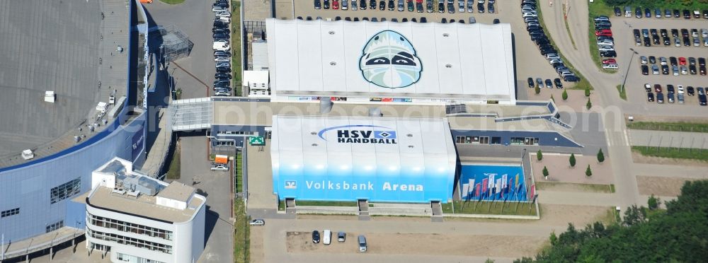 Aerial photograph Hamburg - The People's Bank Arena in Hamburg Altona in People's Park was opened in 2008. It includes an ice-ball and a sports hall and is located directly next to the O2 World Hamburg. The Hamburg Freezers and the HSV Handball training in the People's Bank Arena. They have their offices and their official fan shop. The operator of the facility is Anschutz Entertainment Group ( AEG ), a subsidiary of the Anschutz Corporation