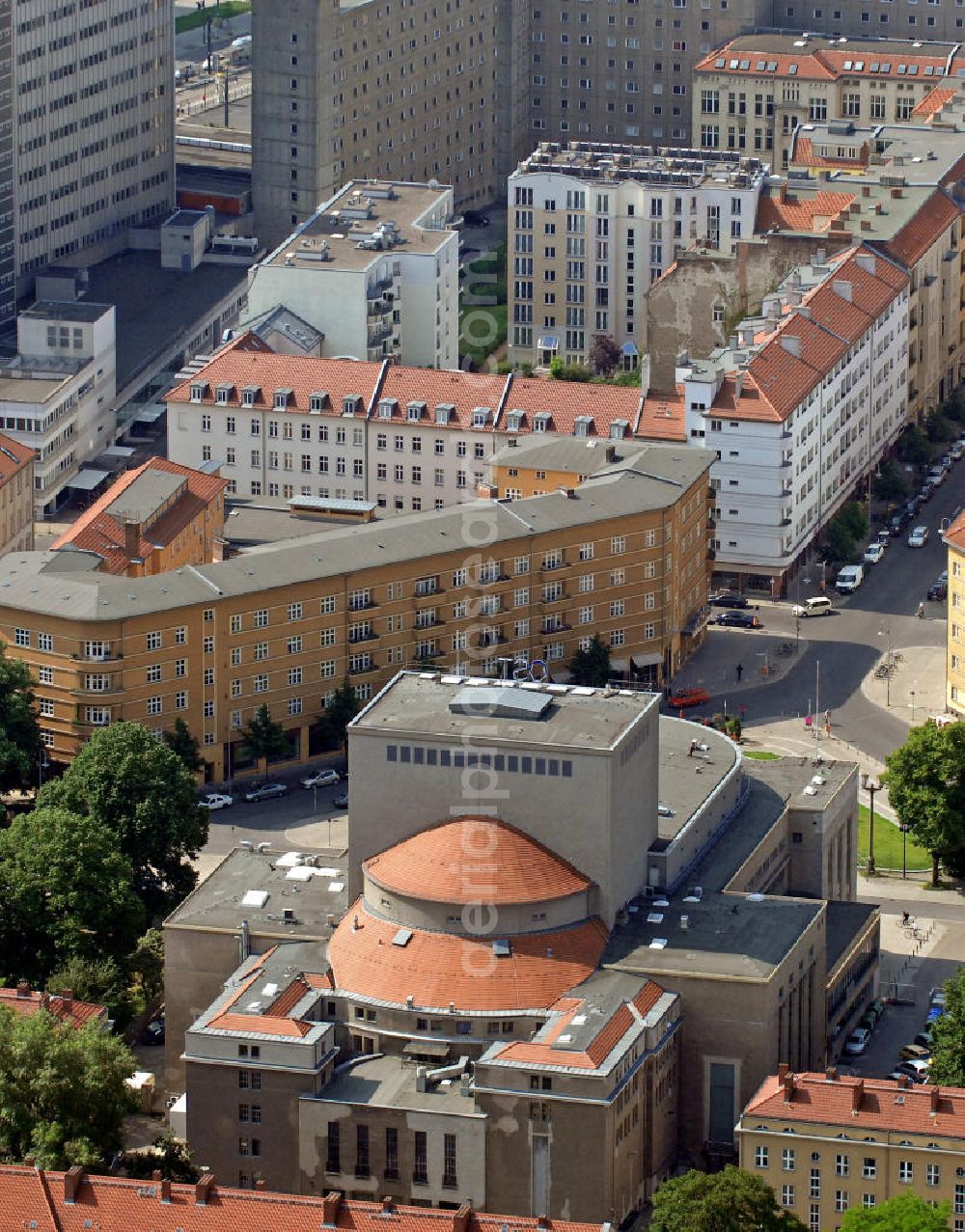 Berlin from above - Das Gebäude der Volksbühne am Rosa-Luxemburg-Platz. Es wurde von 1913 bis 1914 nach Plänen des Architekten Oskar Kaufmann am damaligen Bülowplatz errichtet. The building of the Volksbuhne am Rosa-Luxemburg-Platz.