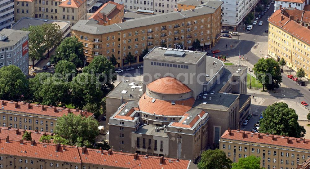 Aerial image Berlin - Das Gebäude der Volksbühne am Rosa-Luxemburg-Platz. Es wurde von 1913 bis 1914 nach Plänen des Architekten Oskar Kaufmann am damaligen Bülowplatz errichtet. The building of the Volksbuhne am Rosa-Luxemburg-Platz.