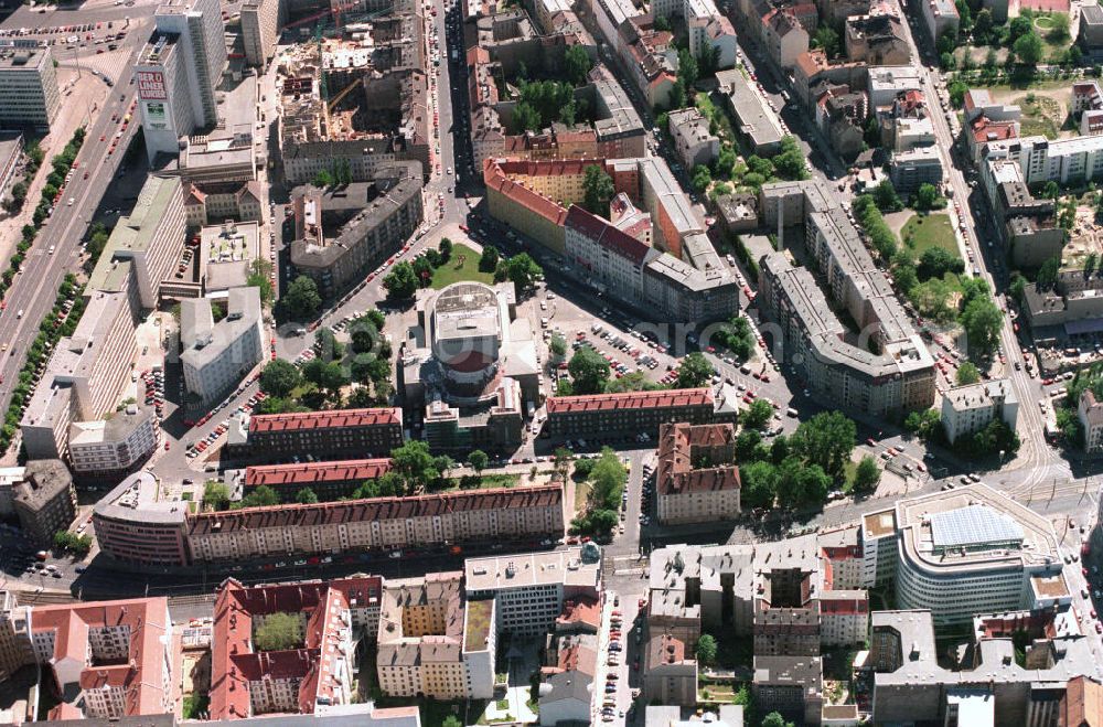 Aerial photograph Berlin Mitte - Das Gebäude der Volksbühne am Rosa-Luxemburg-Platz. Es wurde von 1913 bis 1914 nach Plänen des Architekten Oskar Kaufmann am damaligen Bülowplatz errichtet. The building of the Volksbuhne am Rosa-Luxemburg-Platz.