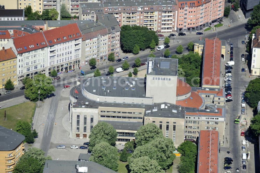 Berlin Mitte from above - Das Gebäude der Volksbühne am Rosa-Luxemburg-Platz. Es wurde von 1913 bis 1914 nach Plänen des Architekten Oskar Kaufmann am damaligen Bülowplatz errichtet. The building of the Volksbuhne am Rosa-Luxemburg-Platz.