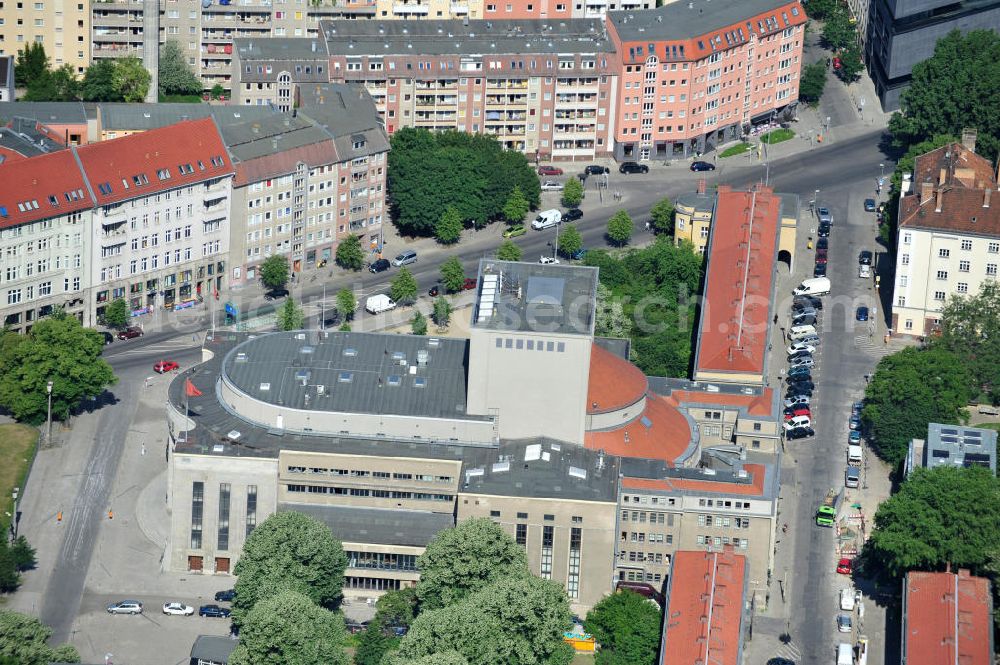 Berlin Mitte from the bird's eye view: Das Gebäude der Volksbühne am Rosa-Luxemburg-Platz. Es wurde von 1913 bis 1914 nach Plänen des Architekten Oskar Kaufmann am damaligen Bülowplatz errichtet. The building of the Volksbuhne am Rosa-Luxemburg-Platz.